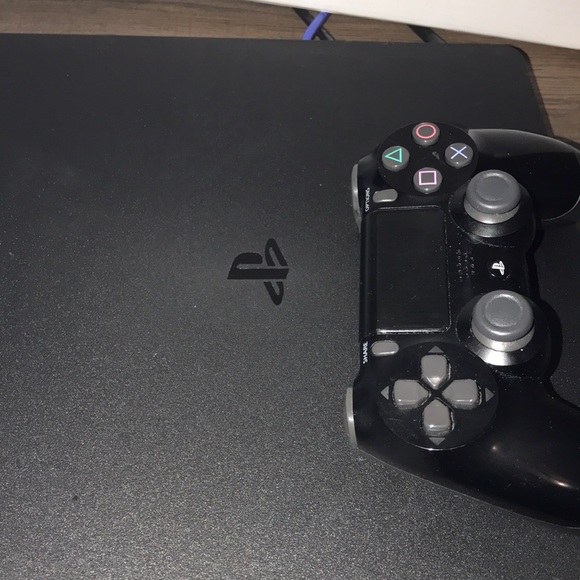 {SOLD} PLAYSTATION 4 - Picture 4 of 6